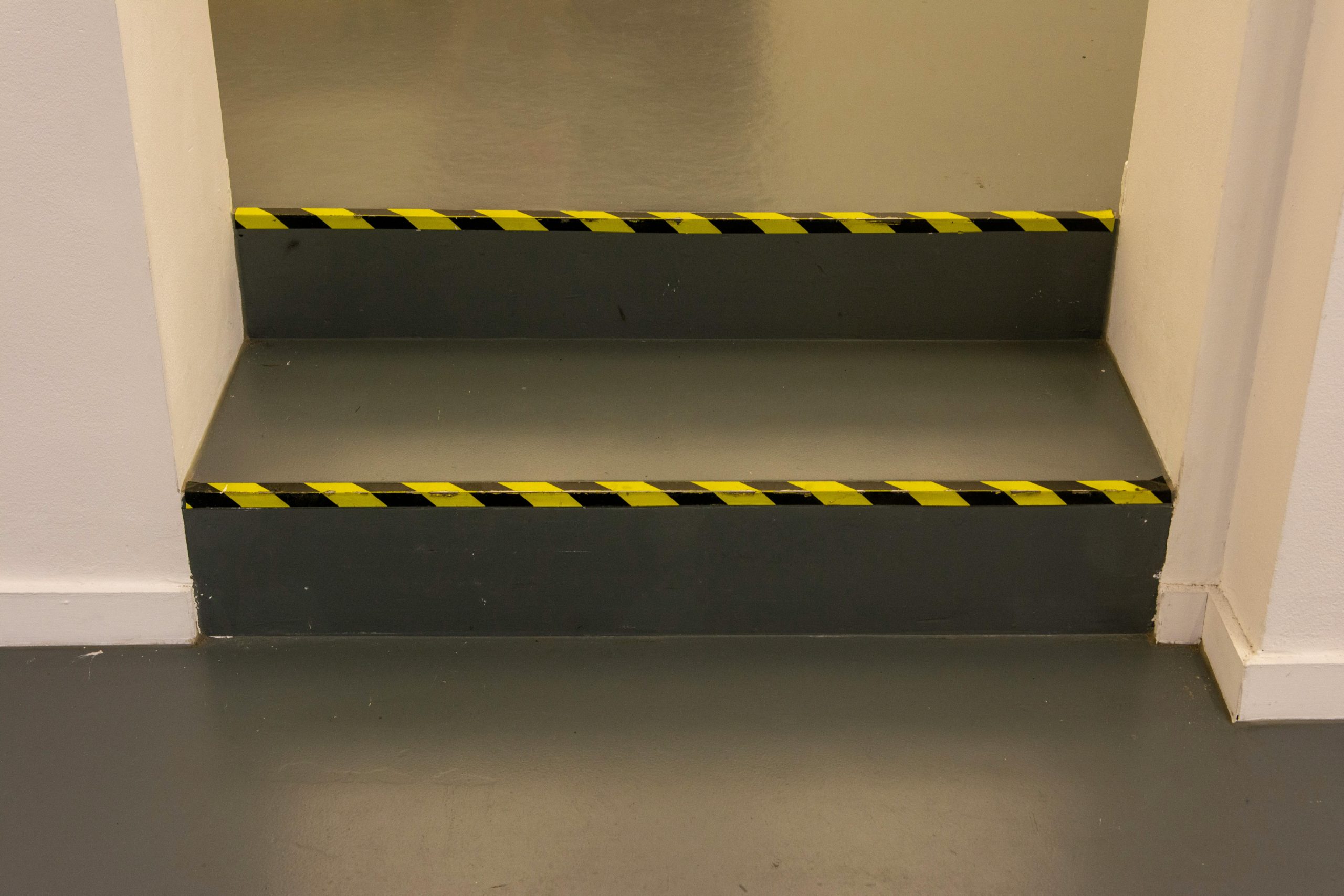 Installation correcte bande antidérapante sur escalier