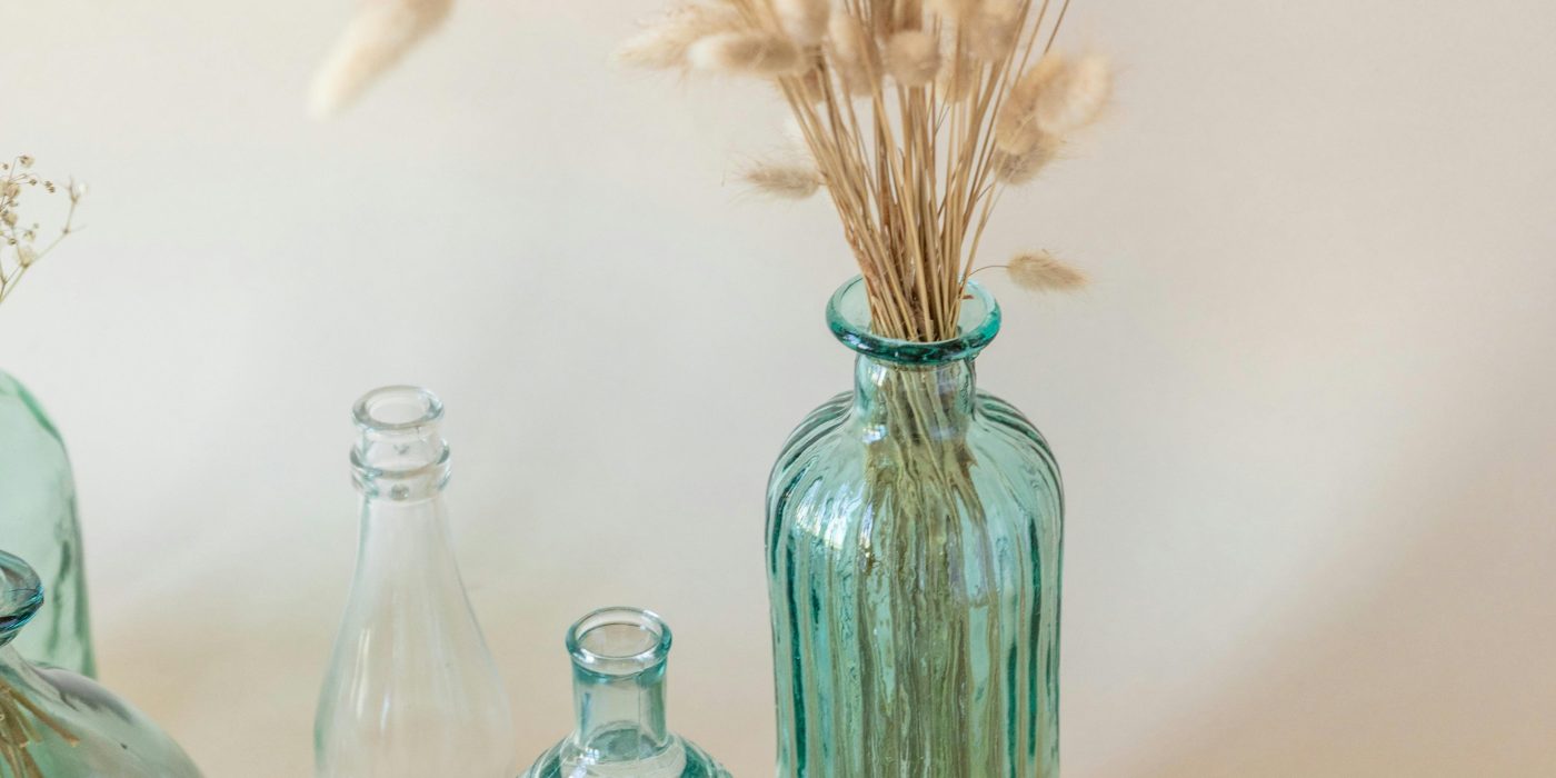 Comment décorer un grand vase transparent ?