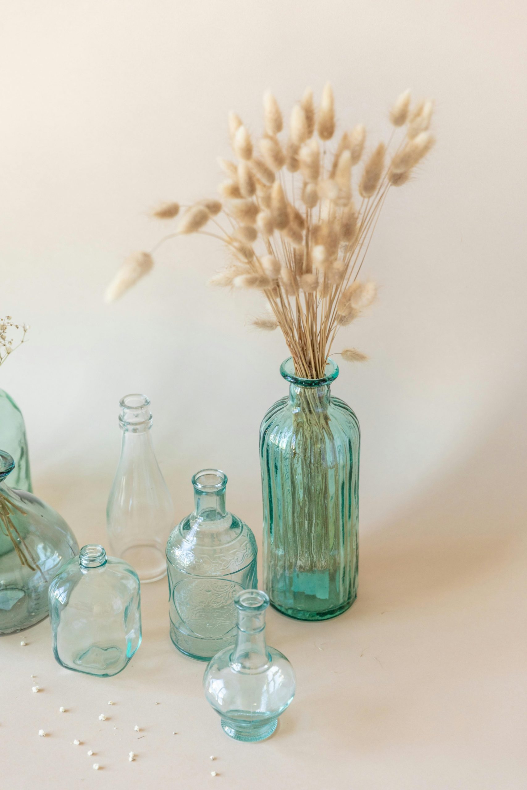Décoration grand vase transparent avec fleurs séchées