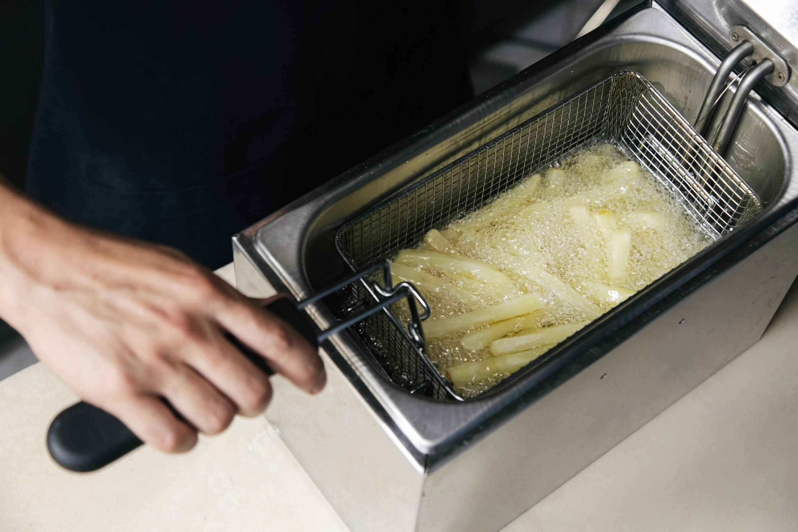 Guide complet pour éliminer correctement l'huile de friture