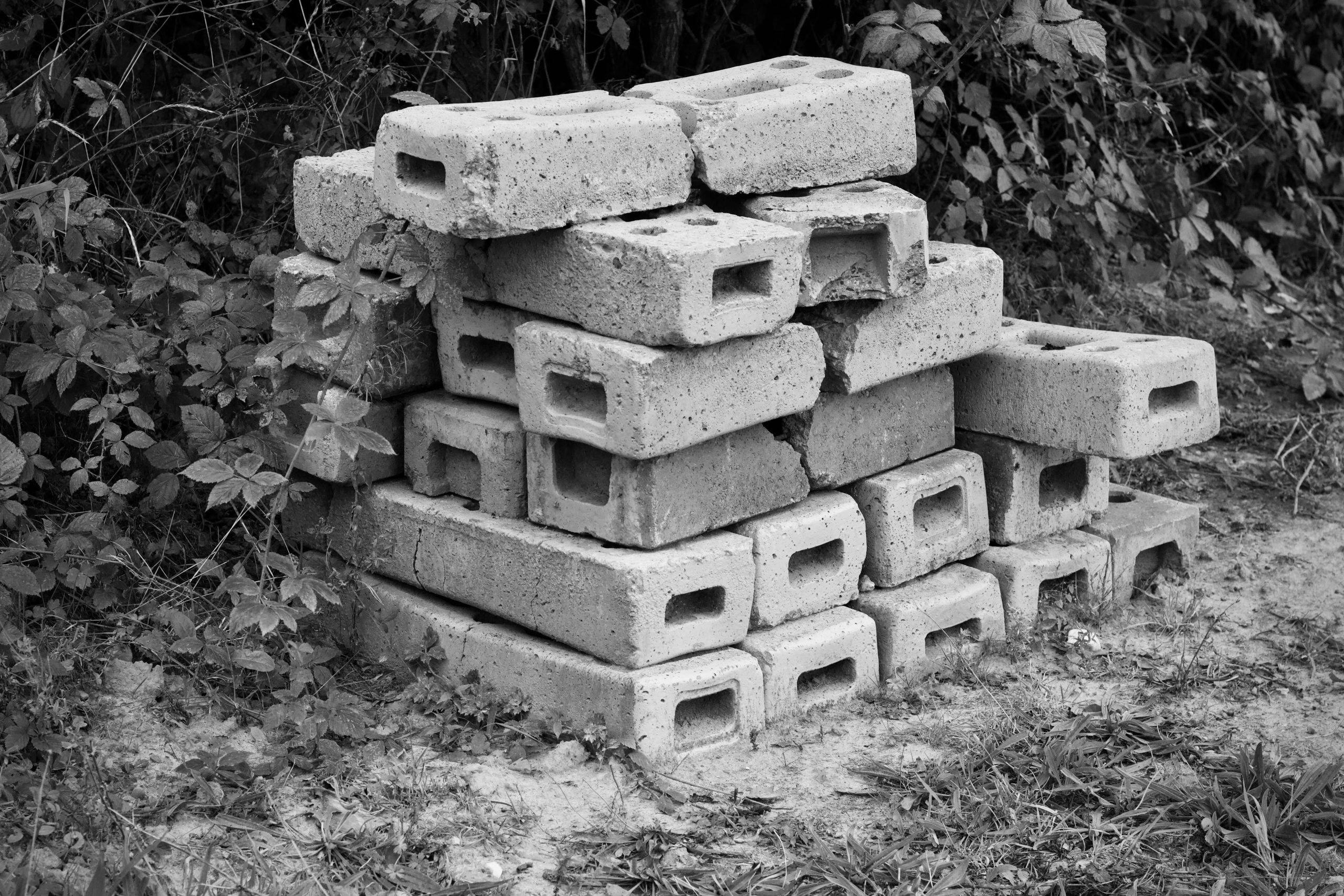 Mur en parpaing brut sans finition