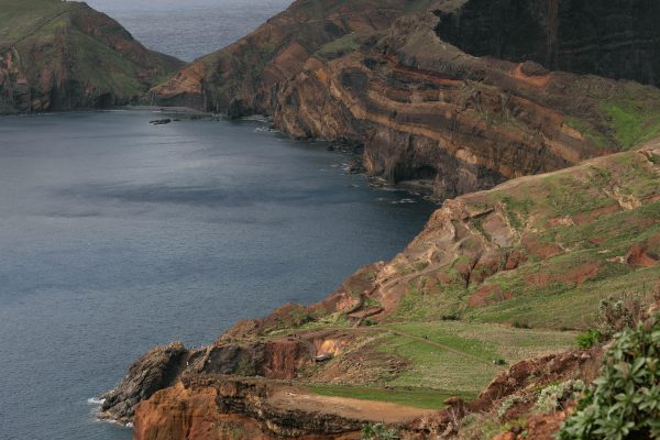 Stunning cliffside view of Madeira's eastern coast with dramatic landscapes and ocean views. Vue spectaculaire des falaises de la côte est de Madère avec des paysages dramatiques et des vues sur l'océan.