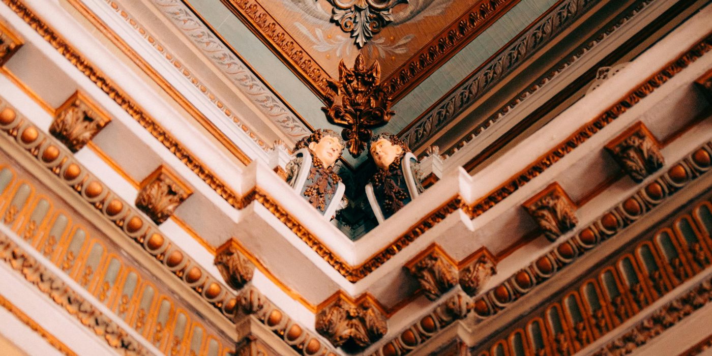 Comment restaurer une moulure de plafond haussmannien ?