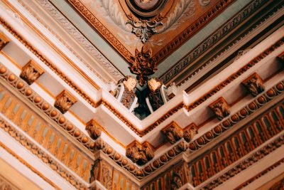 Plafond orné avec des moulures complexes et des œuvres d'art décoratives dans l'intérieur d'un bâtiment historique.