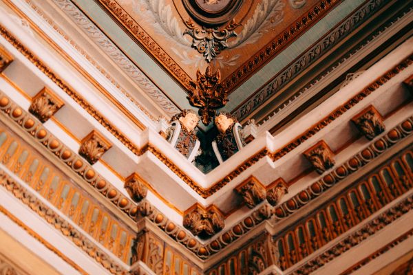 Plafond orné avec des moulures complexes et des œuvres d'art décoratives dans l'intérieur d'un bâtiment historique.