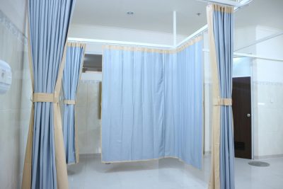 Bright interior space featuring blue curtains and tiled flooring, ideal for home design inspiration. Espace intérieur lumineux présentant des rideaux bleus et un sol carrelé, idéal pour l'inspiration en matière de design d'intérieur.