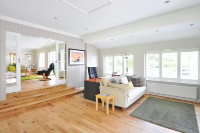 Spacious and bright modern living room with wooden floors and stylish furniture. Salon moderne spacieux et lumineux avec parquet et mobilier élégant.