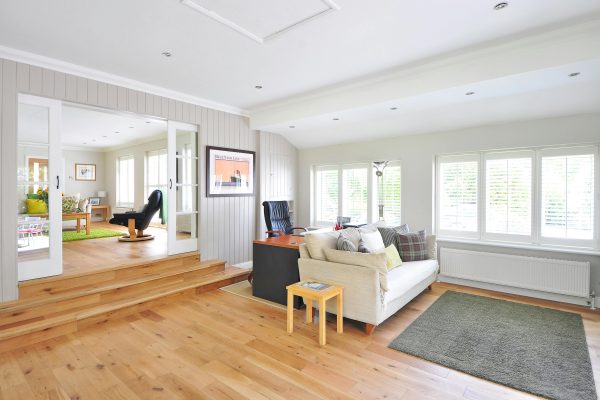 Spacious and bright modern living room with wooden floors and stylish furniture. Salon moderne spacieux et lumineux avec parquet et mobilier élégant.
