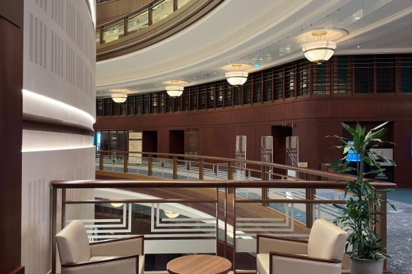 Luxurious modern hotel interior featuring stylish armchairs and mezzanine view. Intérieur d'hôtel moderne luxueux avec des fauteuils élégants et vue sur la mezzanine.