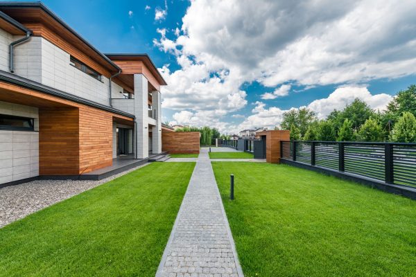 Maison individuelle avec jardin et clôture