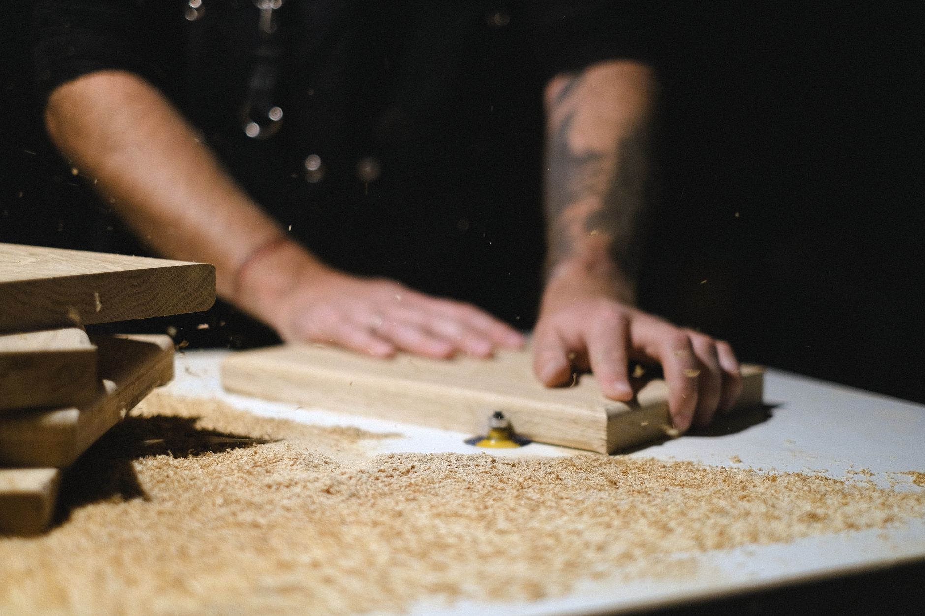 Artisan façonnant une pièce de bois en atelier