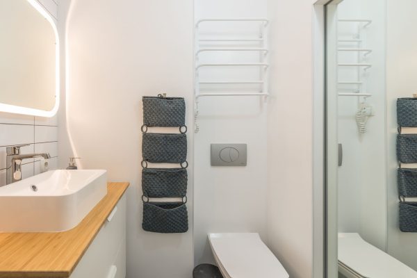Bidet et toilettes dans une salle de bain moderne