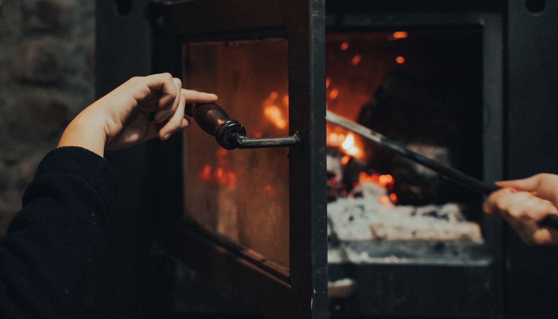 Bûches de bois qui brûlent dans un âtre en briques