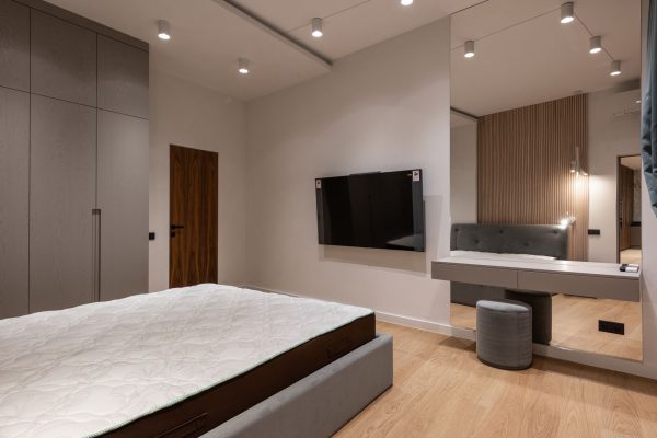 Chambre confortable avec lit et grand miroir