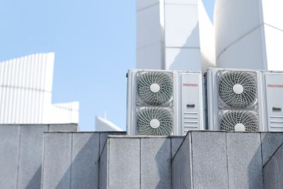 Unités extérieures de climatisation réversible sur un toit