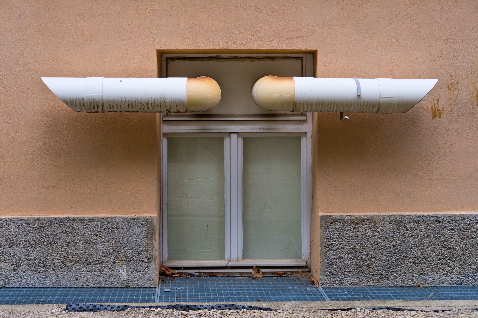 Conduits de ventilation au-dessus d une fenêtre