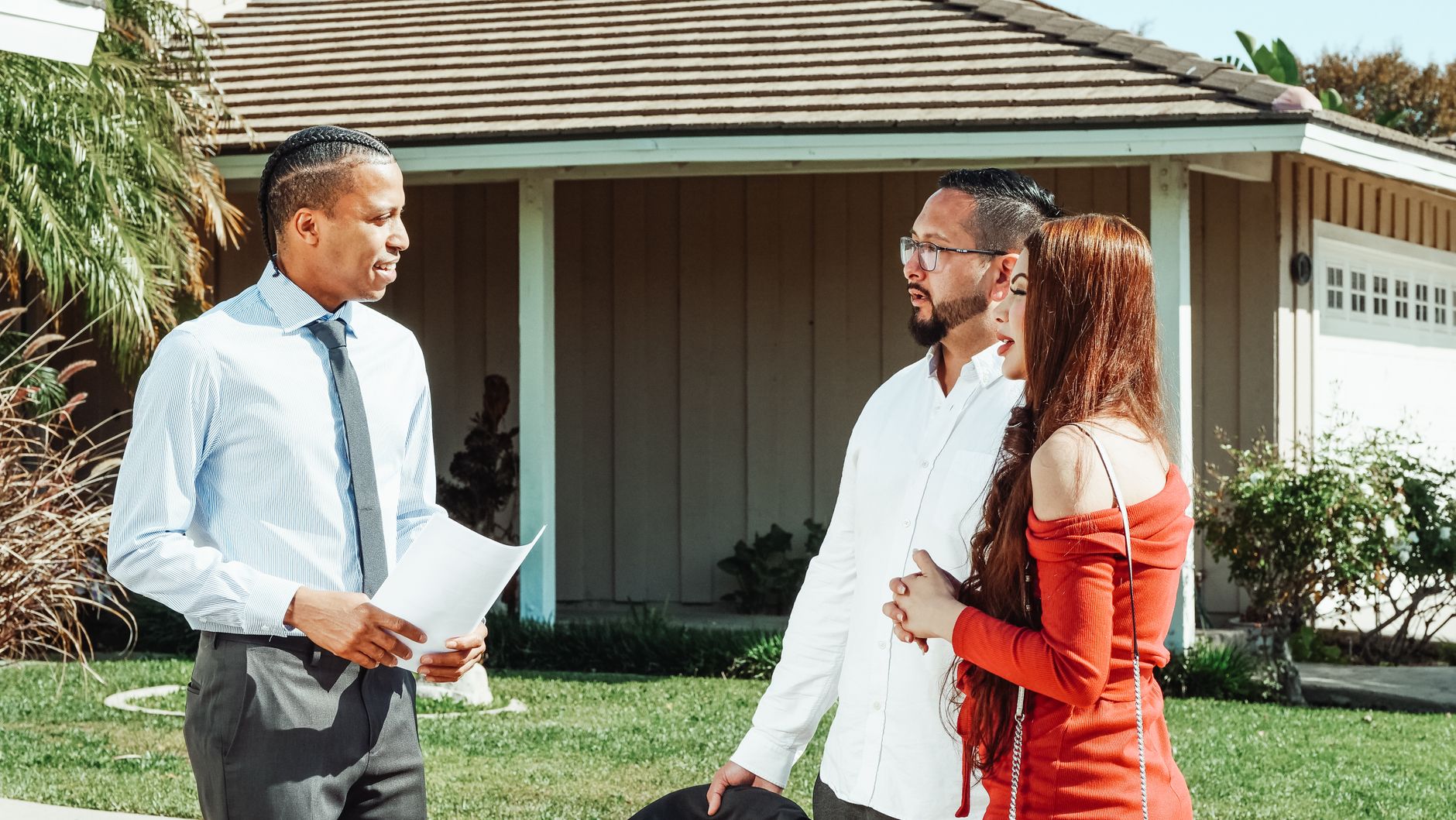 Couple discutant avec un agent immobilier