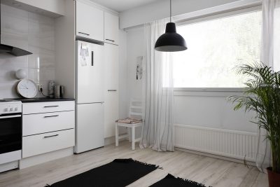 Cuisine moderne avec réfrigérateur intégré