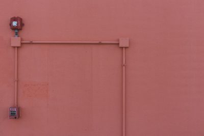 Détecteur de fumée fixé sur un mur