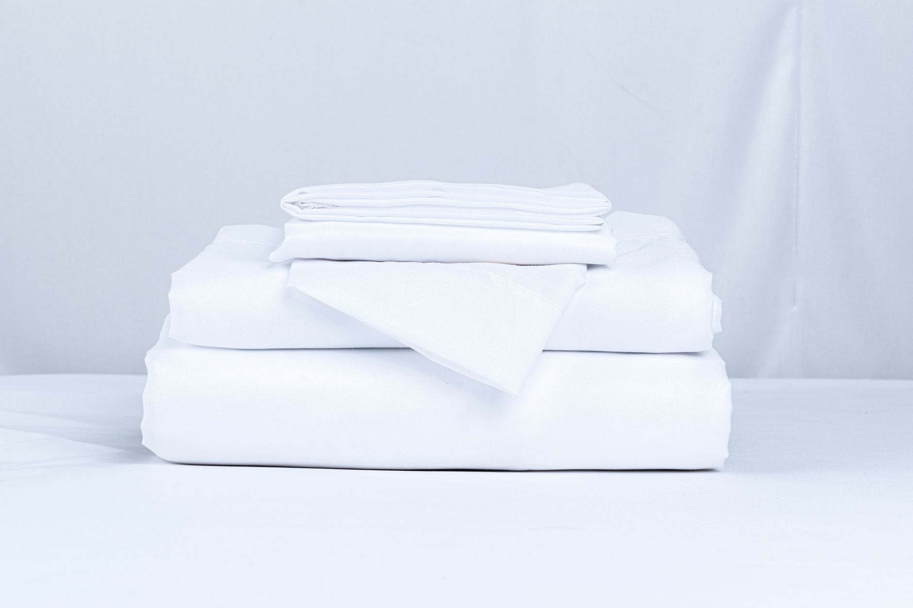 Pile de draps blancs fraîchement lavés