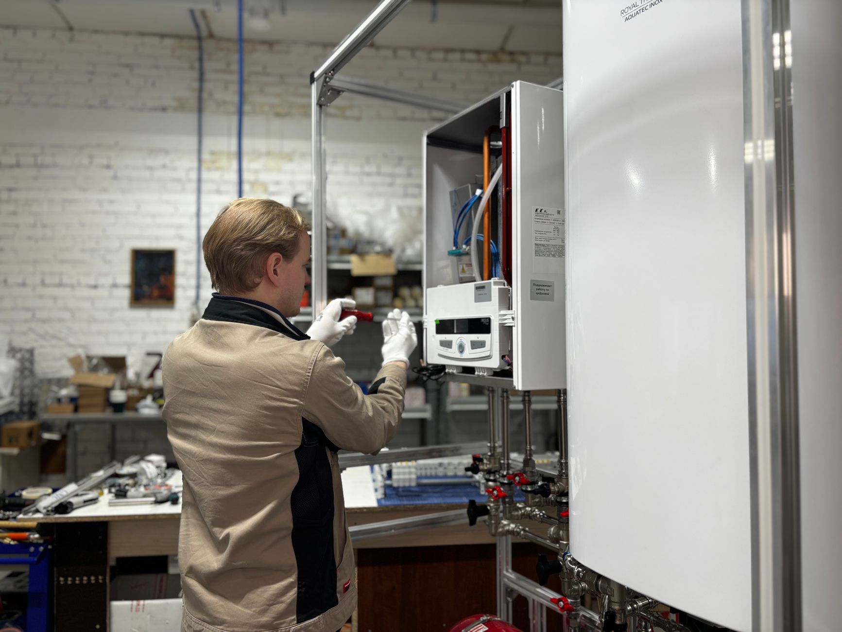 Technicien réalisant l'entretien d'un système de chauffage