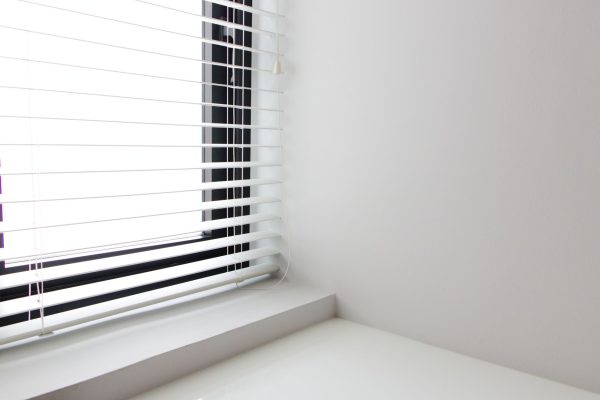 Intérieur lumineux avec fenêtre blanche en PVC