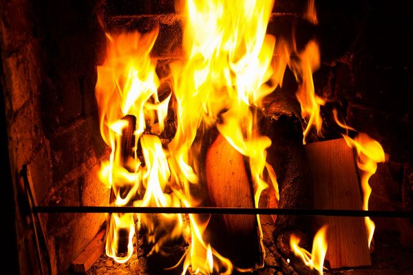 Flammes vives dans une cheminée en briques