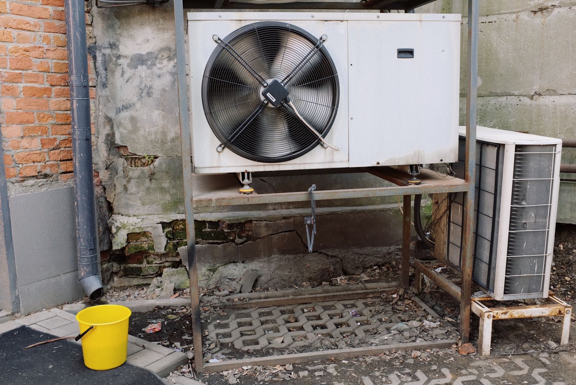 Unité extérieure fixée sur un mur en attente de ventilation