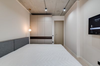 Chambre minimaliste avec matelas propre
