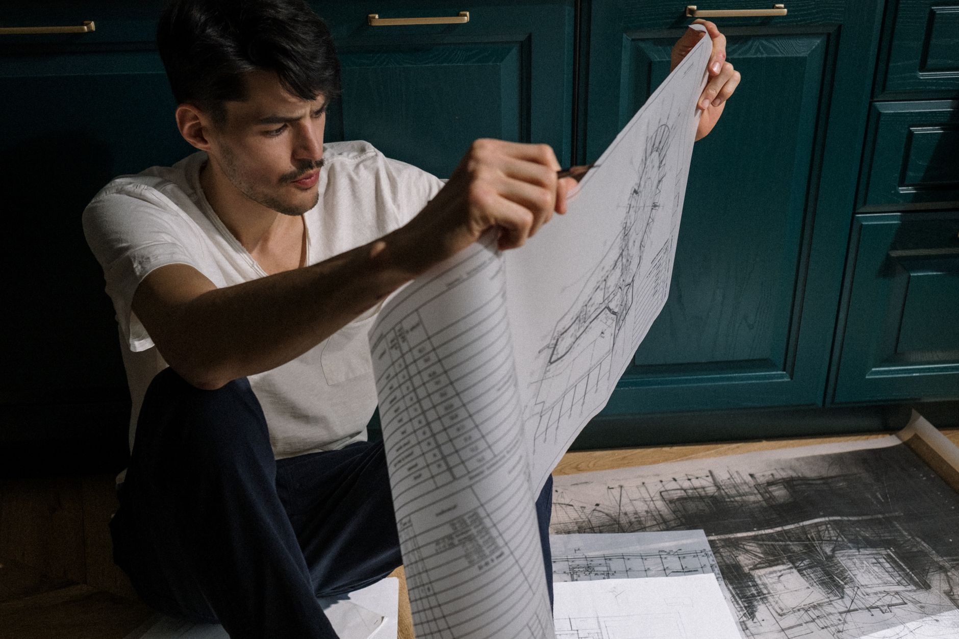 Lecture de plans de construction dans une cuisine