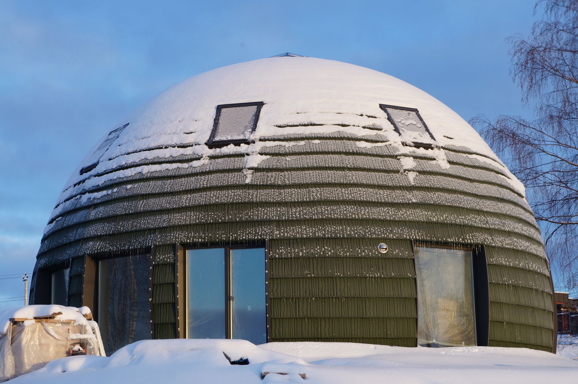 Maison bien isolée sous la neige en hiver