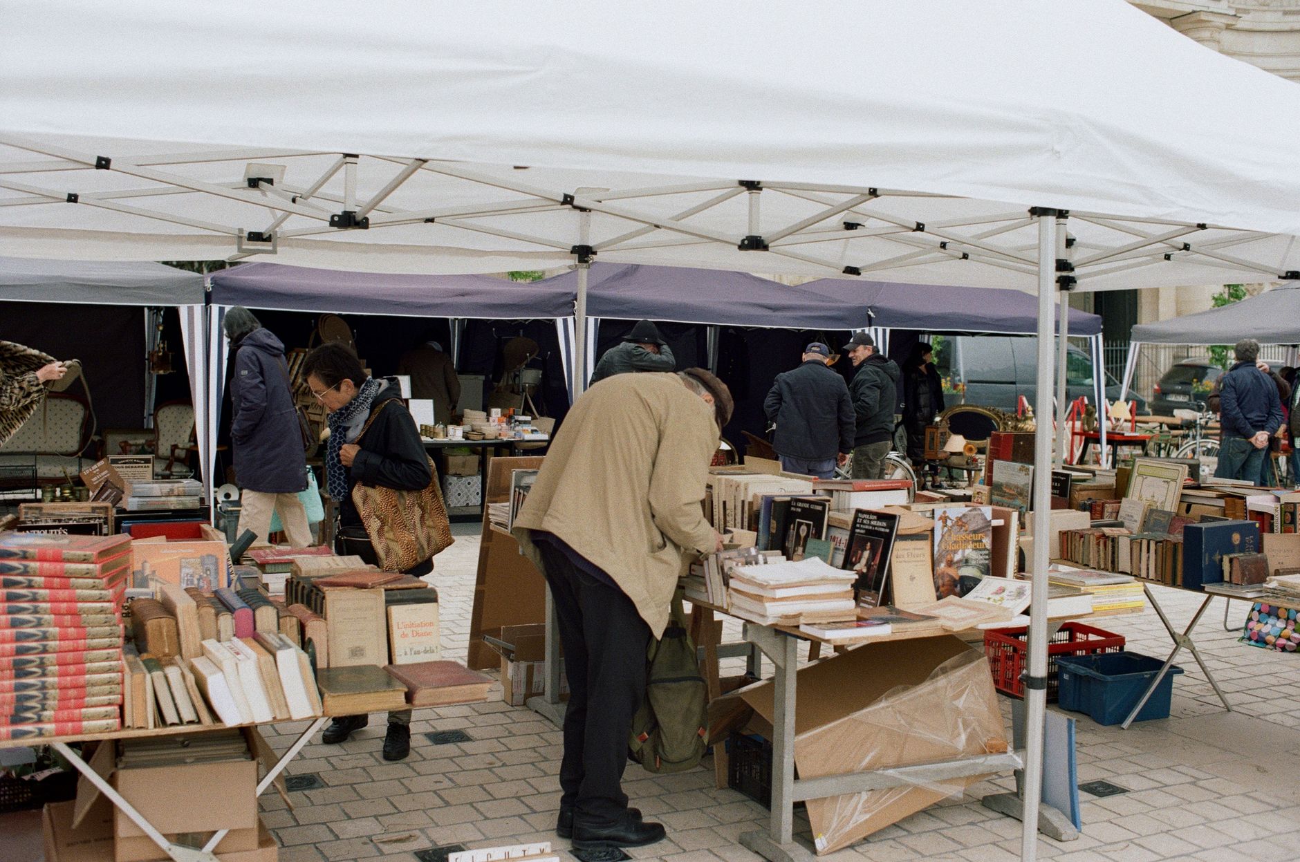 Marché aux puces avec meubles et objets d occasion