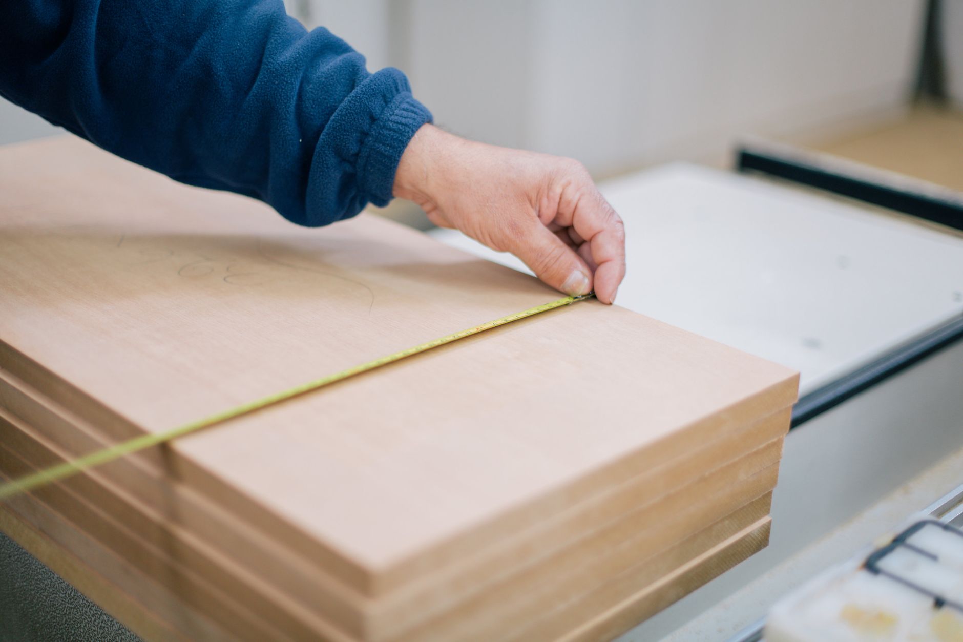 Menuisier mesurant des planches de bois
