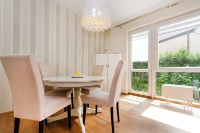 A bright and modern dining room with elegant furniture and natural light. Une salle à manger lumineuse et moderne avec des meubles élégants et une lumière naturelle.