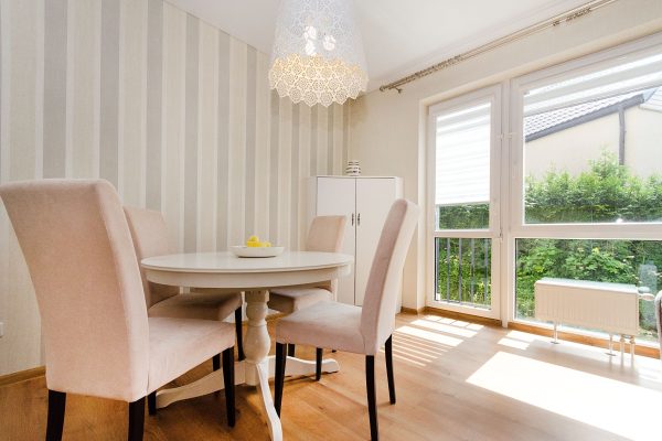 A bright and modern dining room with elegant furniture and natural light. Une salle à manger lumineuse et moderne avec des meubles élégants et une lumière naturelle.