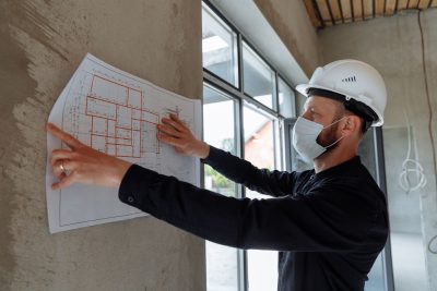 Architecte examinant des plans de permis de construire