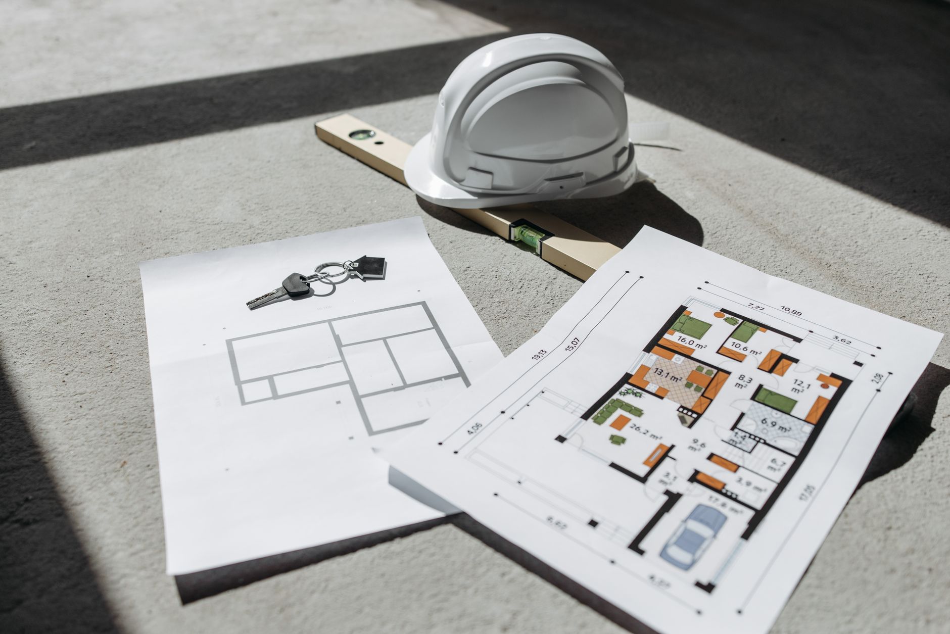 Plan de permis de construire avec casque de chantier
