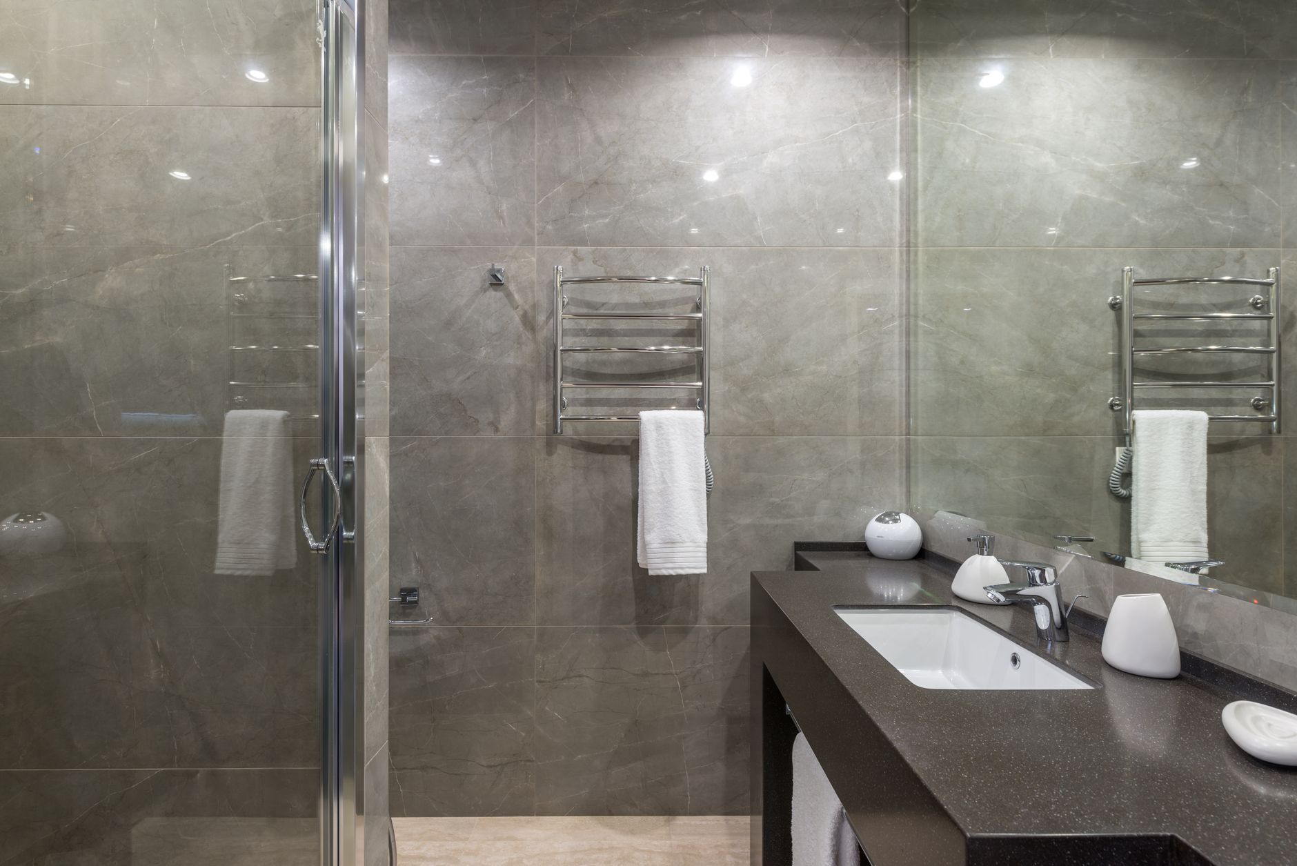 Salle de bain moderne avec vasque et miroir lumineux