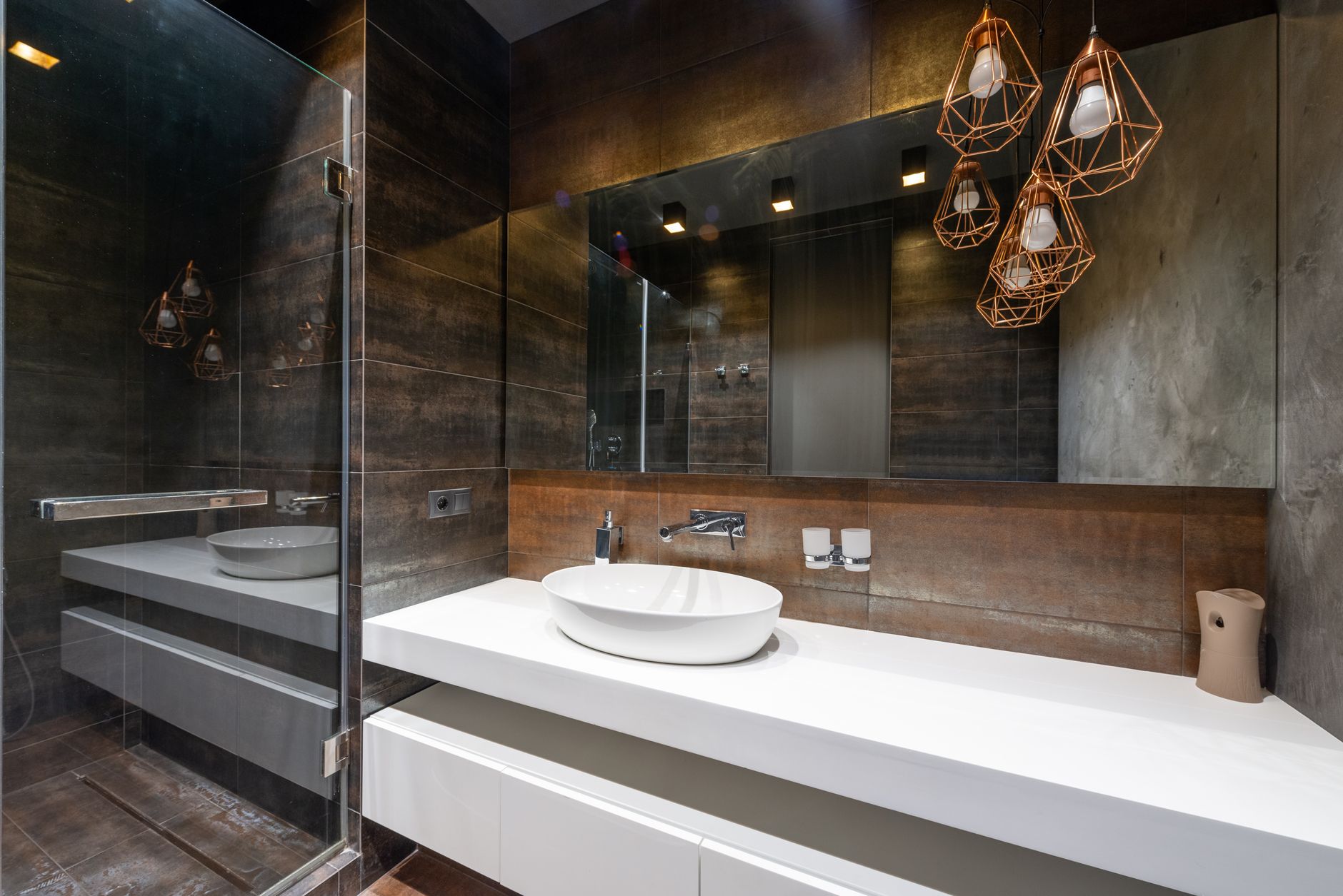 Toilettes et lavabo dans une salle d eau claire