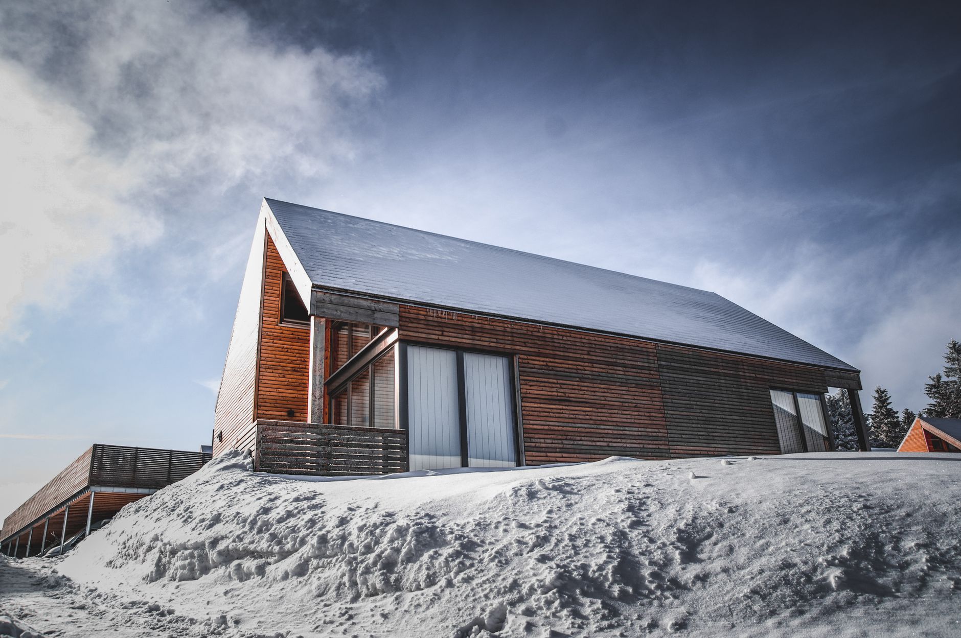 Toiture de chalet en bois isolée contre le froid