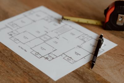 Plan de logement avec regle et stylo pour mesurer la surface