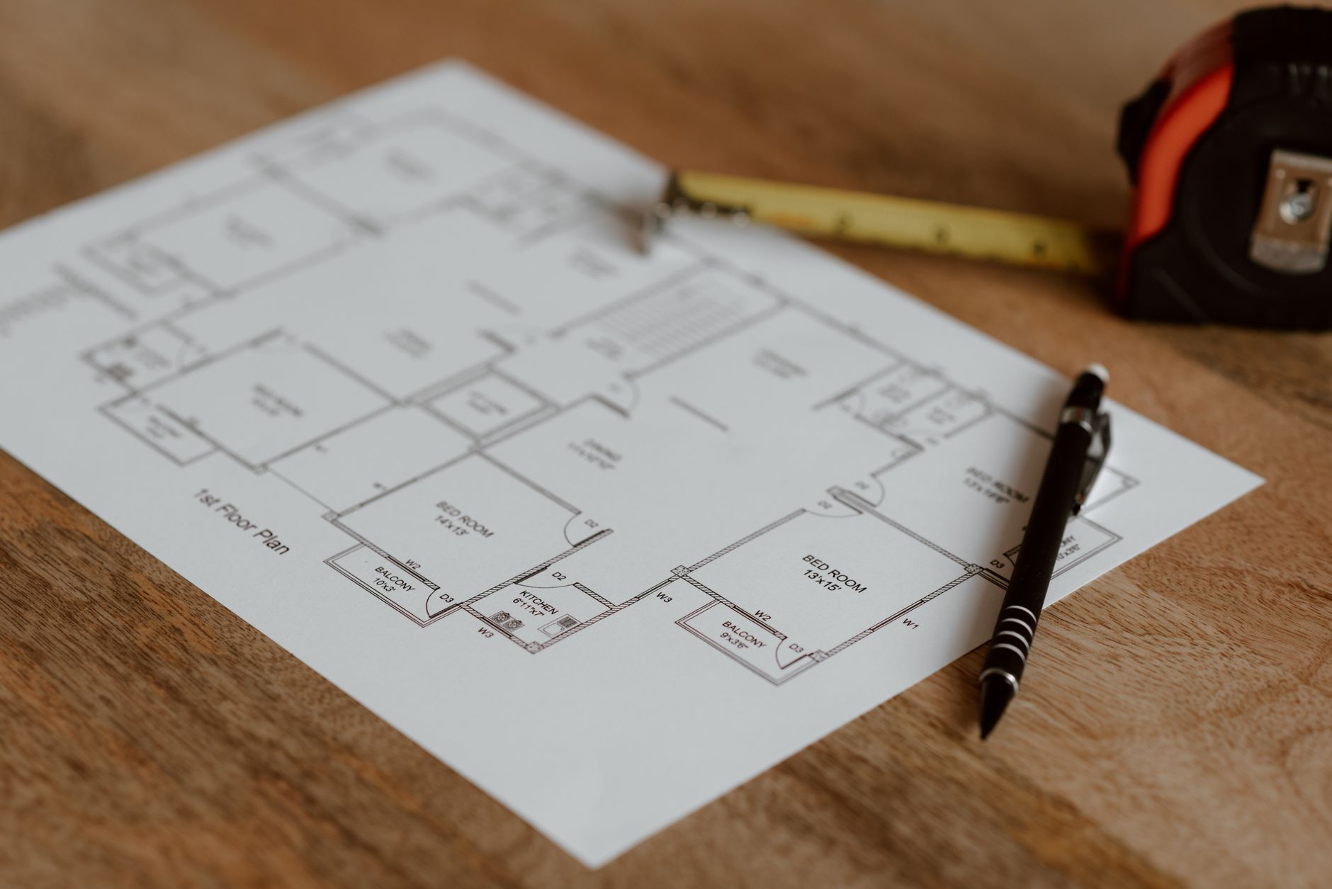 Plan de logement avec regle et stylo pour mesurer la surface