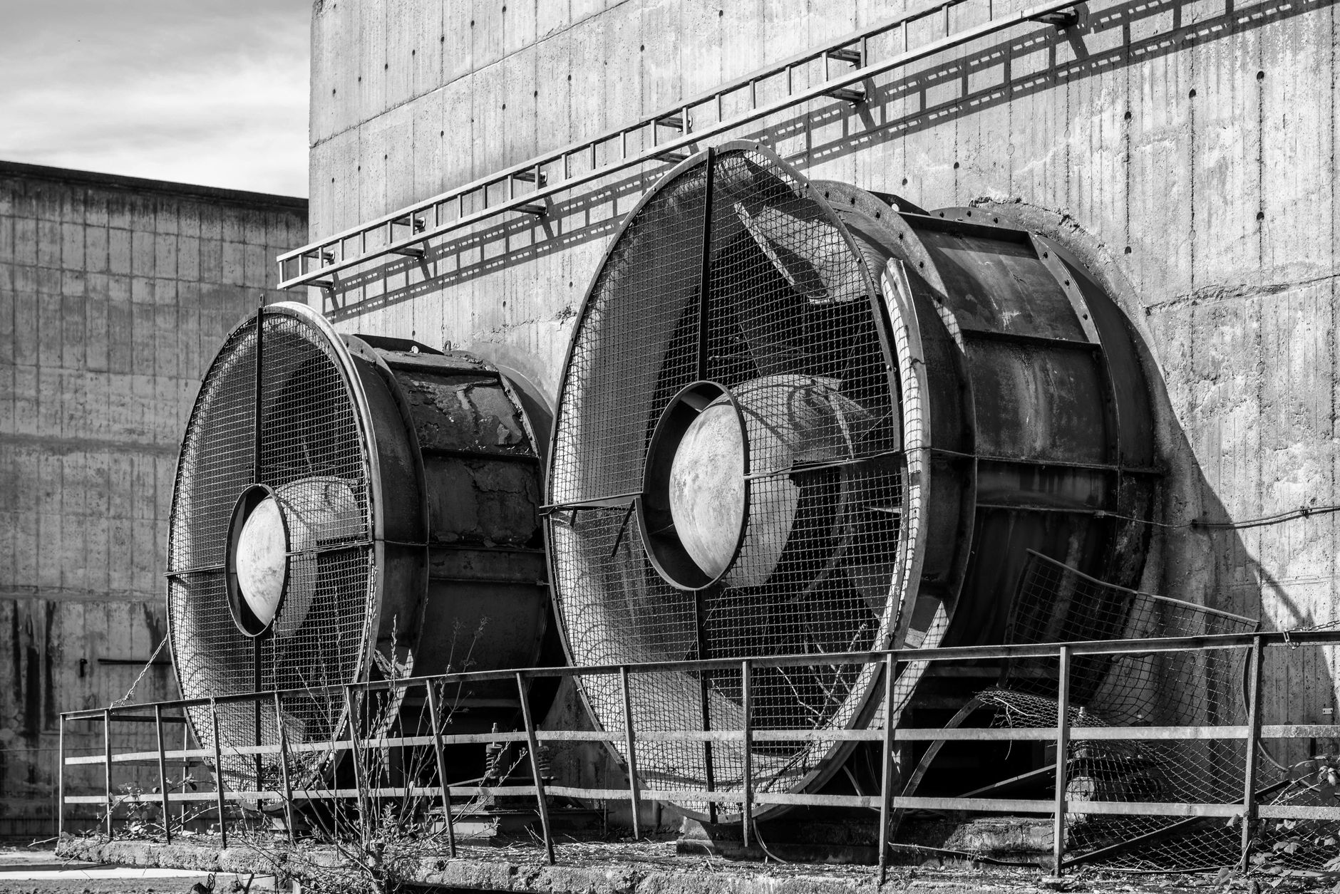Ventilateurs industriels fixés sur un mur en béton