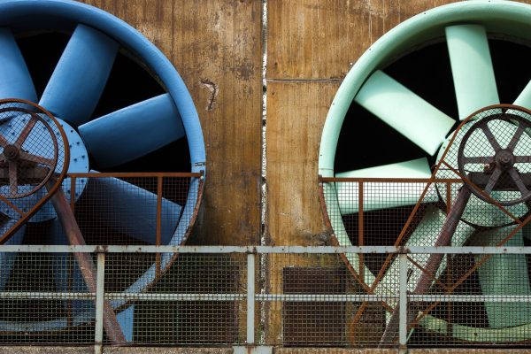 Grilles de ventilation industrielles sur un mur de façade