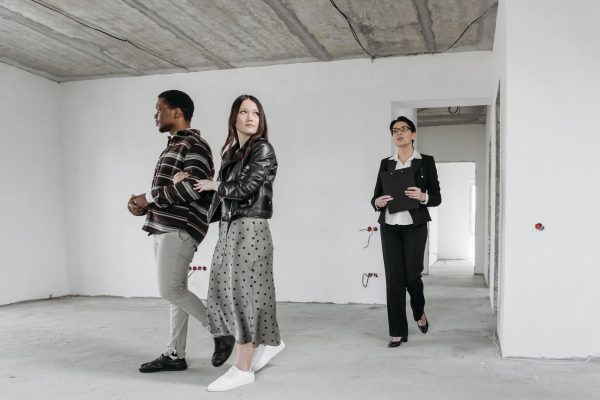 Visite d'une maison à vendre avec un agent