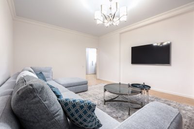 Salon contemporain avec canapé et table basse
