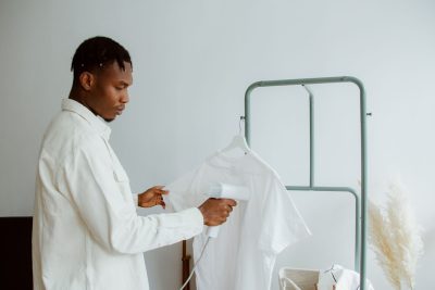 Défroisseur vapeur utilisé sur une chemise blanche