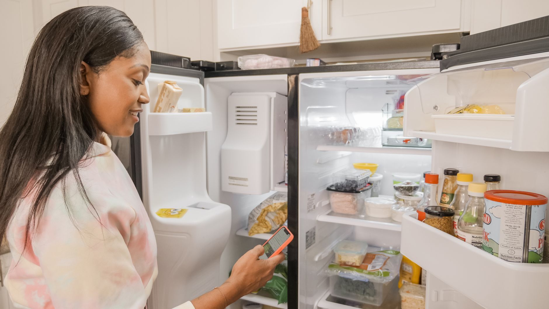 Personne devant un frigo ouvert