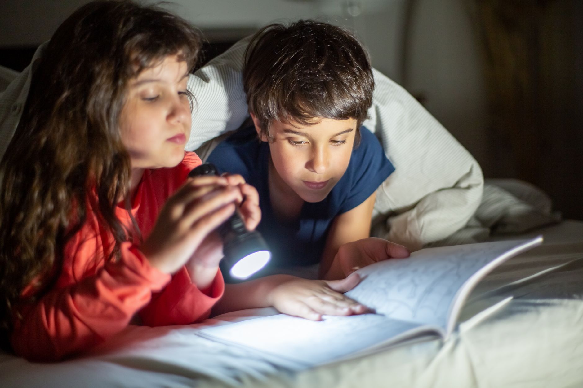 Lecture à la lampe torche pendant une coupure