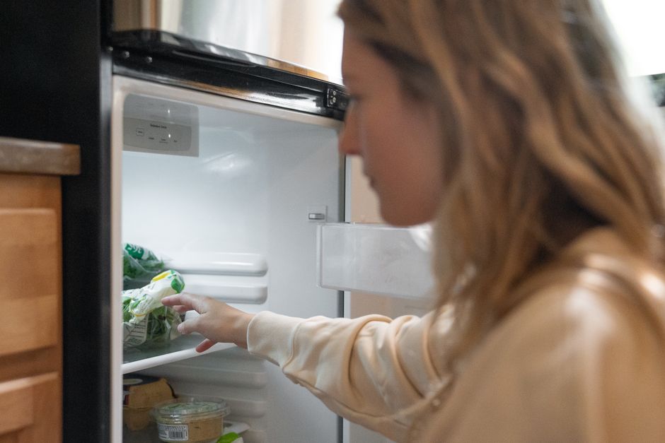 Légumes rangés dans un réfrigérateur ouvert